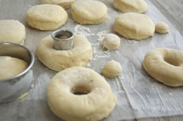 An Easy Donut Recipe To Make Your Life Easier | http://homemaderecipes.com/course/desserts/easy-donut-recipe/ ‎