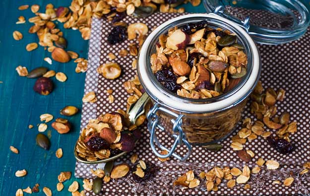 Healthy Low Calorie Granola Cereal l Homemade Recipes http://homemaderecipes.com/course/breakfast-brunch/make-healthy-homemade-granola-2