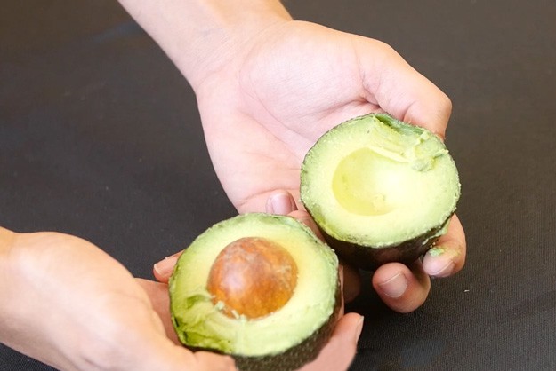 cut avocado | http://homemaderecipes.com/cooking-102/cooking-hacks/correct-way-to-cut-an-avocado/