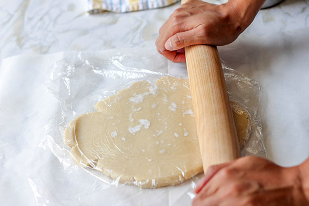 Homemade Pie Crust Recipe | Homemade Recipes http://homemaderecipes.com/world-cuisine/homestyle/homemade-recipes-with-kris-wu
