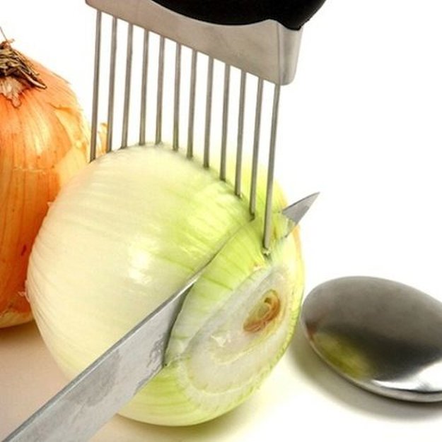 Creative and Cheap Onion Holder | Homemade Recipes //homemaderecipes.com/cooking-101/25-must-have-kitchen-utensils