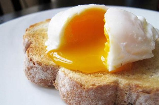 How To Poach An Egg | Homemade Recipes //homemaderecipes.com/course/breakfast-brunch/how-to-poach-an-egg