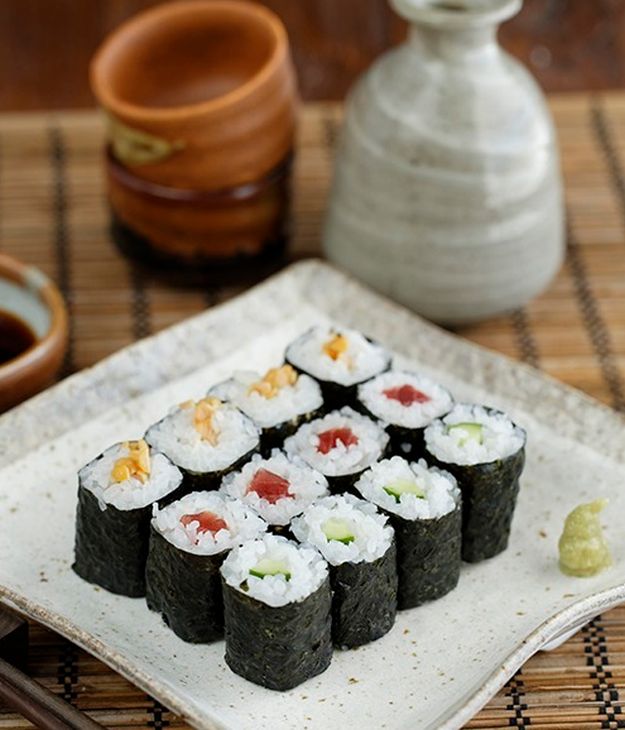 How To Make Homemade Sushi Rolls - DIY Sushi | Homemade Recipes //homemaderecipes.com/healthy/lunch/how-to-make-sushi-rolls