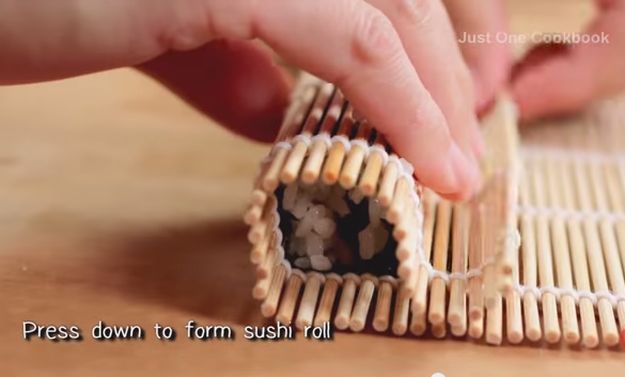 How To Make Homemade Sushi Rolls | Homemade Recipes http://homemaderecipes.com/healthy/lunch/how-to-make-sushi-rolls