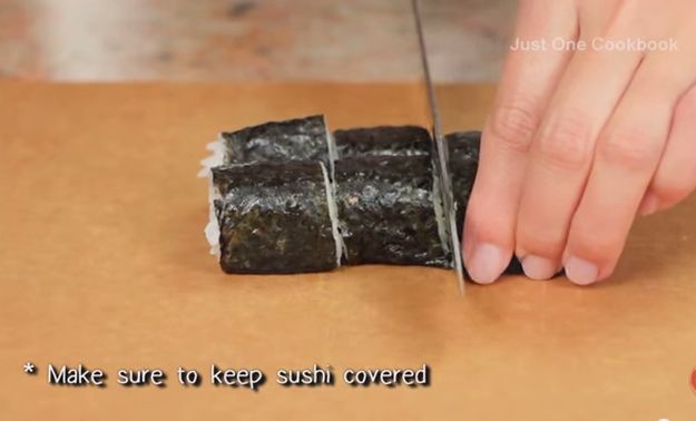 How To Make Homemade Sushi Rolls | Homemade Recipes http://homemaderecipes.com/healthy/lunch/how-to-make-sushi-rolls