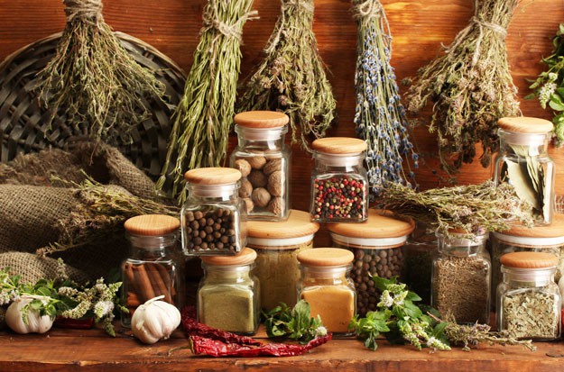 How To Become A Master Chef - Dried Herbs & Spices | Homemade Recipes //homemaderecipes.com/cooking-101/how-to-be-a-master-chef-in-10-days-stocking-your-kitchen