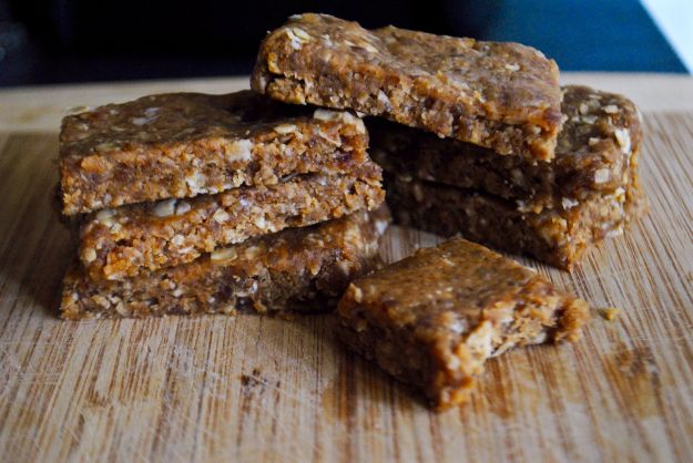 Healthy Raw Snack Recipes – Date Bars | Homemade Recipes http://homemaderecipes.com/healthy/healthy-homemade-raw-date-bars