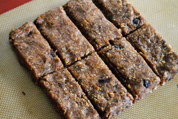 Healthy Raw Snack Recipes – Date Bars | Homemade Recipes http://homemaderecipes.com/healthy/healthy-homemade-raw-date-bars