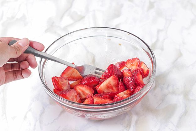 Healthy Homemade Popsicles | Homemade Recipes //homemaderecipes.com/healthy/how-to-make-strawberry-basil-homemade-popsicles