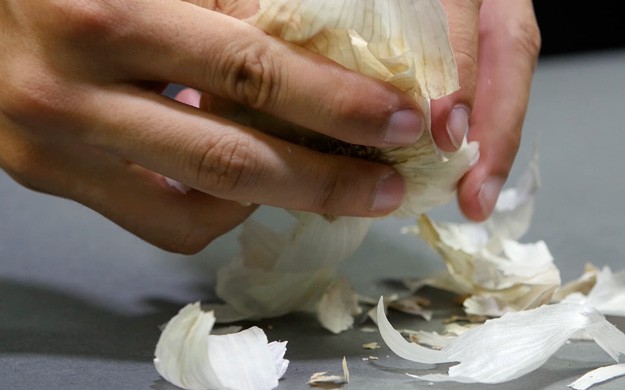 Check out Food Hack: Use This Trick To Peel A Head Of Garlic In Seconds at https://homemaderecipes.com/peel-a-head-of-garlic-in-seconds/