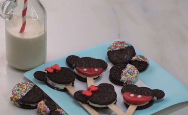 Mickey and Minnie Mouse Cookie Pops Plated