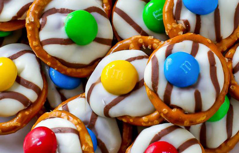 pretzel mm hugs | classic christmas desserts