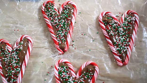 Candy Cane Chocolate Hearts | Super Easy Last-Minute Christmas Treats Recipes