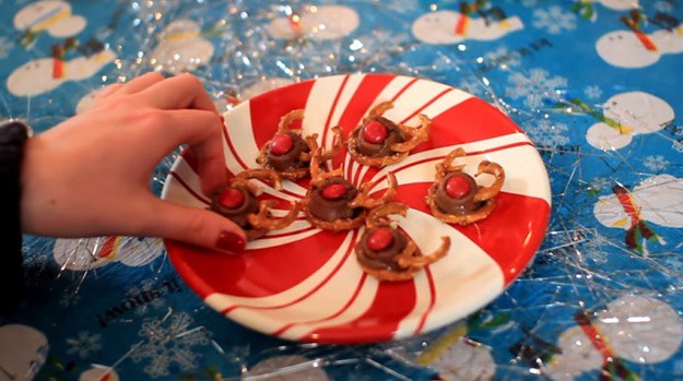 Reindeer Pretzel Noms | Super Easy Last-Minute Christmas Treats Recipes