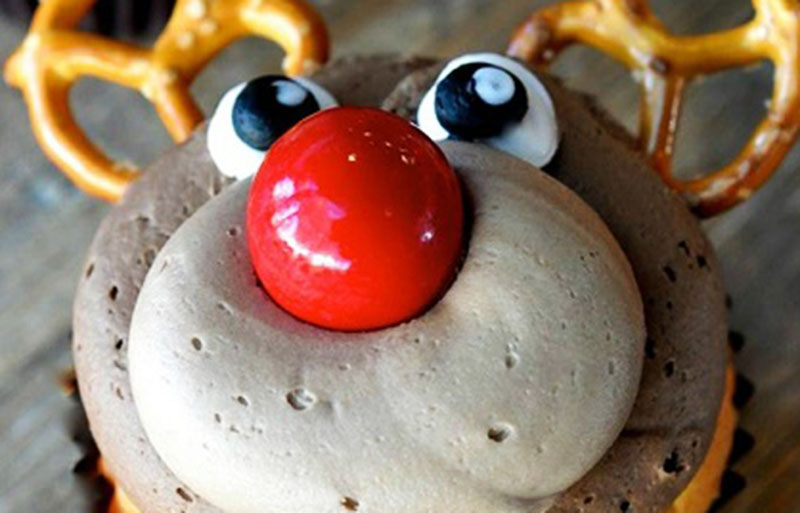 reindeer cupcake using pretzels | christmas cupcake ideas
