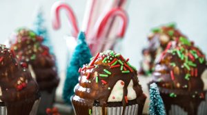 ywv6hrTgSF8-cupcakes with sprinkles on table-christmas treats recipes-us-feature