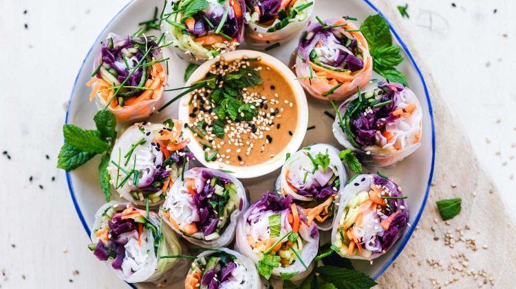 6UxD0NzDywI-spring rolls-homemade recipes-us-feature