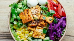 _Uqj5BQb-mw-salad-high protein low carb snacks-us-feature