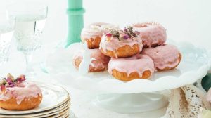 eZX1D12IS9w-pink donut-valentine's day recipes-us-feature