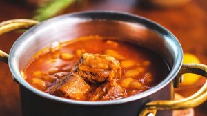 FoHTUTU8SzE-cooked dish in black cooking pot-crock pot cooking tips-us-feature