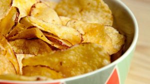 ONQ86GlHs3c-potato chips in bowl-toaster hacks-us-feature