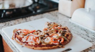 K44-c3Hc_hc-pizza on white chopping board-Healthy Cauliflower Recipes-us-feature