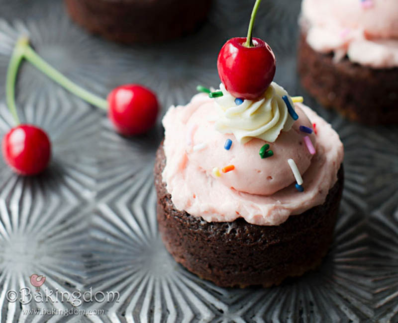 strawberry brownie sundaes | new year's eve dinner ideas