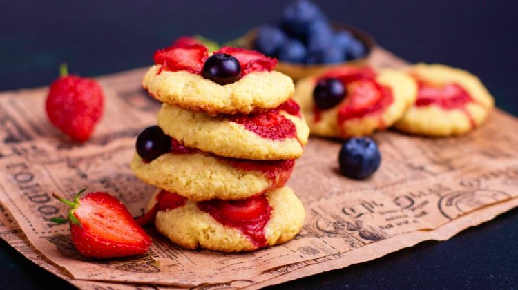 Ketogenic cookies with strawberries and blueberries | Sugar-Free Keto Dessert Recipes For Sweet-Tooths | low carb desserts | Featured
