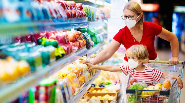 Mother and child buying fruit in supermarket | Stock-Up Grocery List And Recipes To Cook For Coronavirus Quarantine | Staple food | Featured