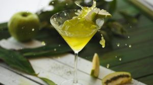 Refreshing Appletini Recipe green-fresh-appletini-cocktail-splash
