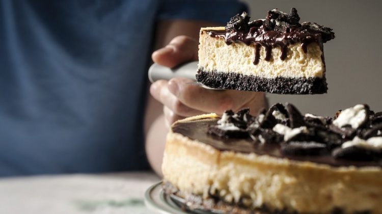 Oreo Cheesecake slice with chocolate cream | Delicious Instant Pot Oreo Cheesecake Recipe | featured