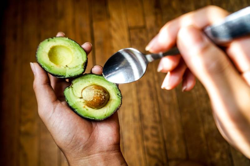 hands-taking-out-seeds-avocado | how to peel