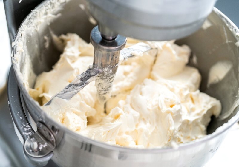 making-buttercream-frosting-decorating-vanilla-cake