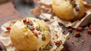 stuffed air fryer potato | Mouthwatering Air Fryer Baked Potato Recipe For A Perfect Fall Dinner | Air fryer baked potato | FEATURED