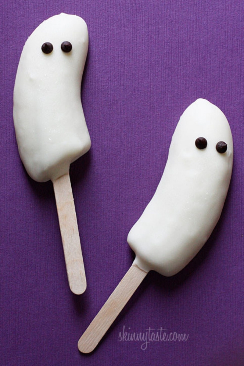 Ghost-shaped Halloween frozen banana pops made with just white chocolate and bananas | halloween recipes