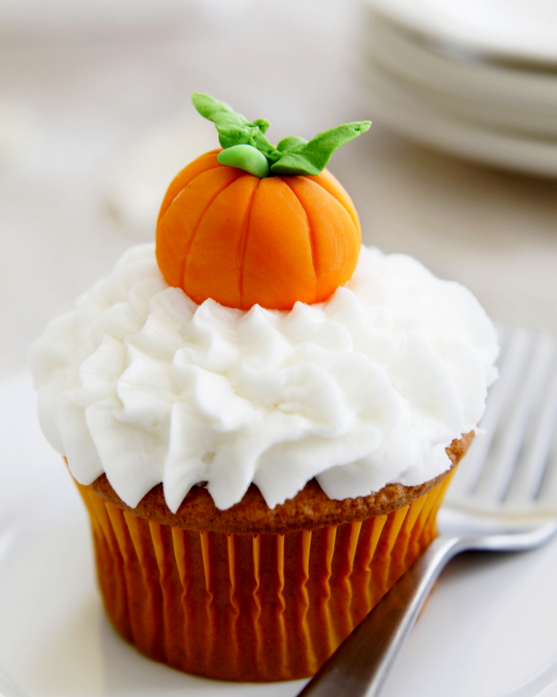 Pumpkin Spice Cupcake top with vanilla frosting and pumkin candy | Best Pumpkin Spice Muffins | pumpkin spice muffin