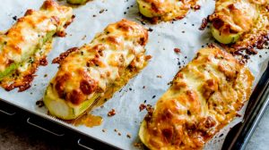 Baked zucchini | Buffalo Chicken Zucchini Boats A Perfect Week-Ender Meal | Featured