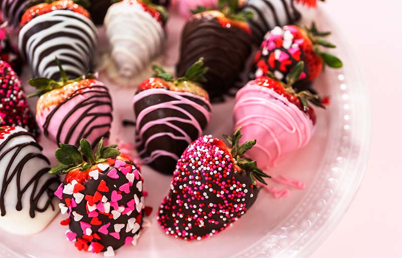 variety chocolate dipped strawberries on pink | valentine chocolate recipe