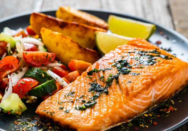 Salmon with Roasted Potatoes | Salmon and Potatoes | First Date Dinner Recipes | Date Night Dinner Ideas | Fried salmon fillet with fried potatoes, lime and vegetable salad