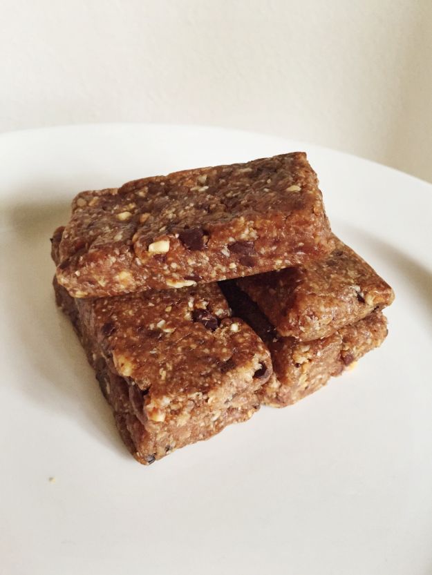 Healthy Raw Snack Recipes – Date Bars | Homemade Recipes https://homemaderecipes.com/healthy/healthy-homemade-raw-date-bars