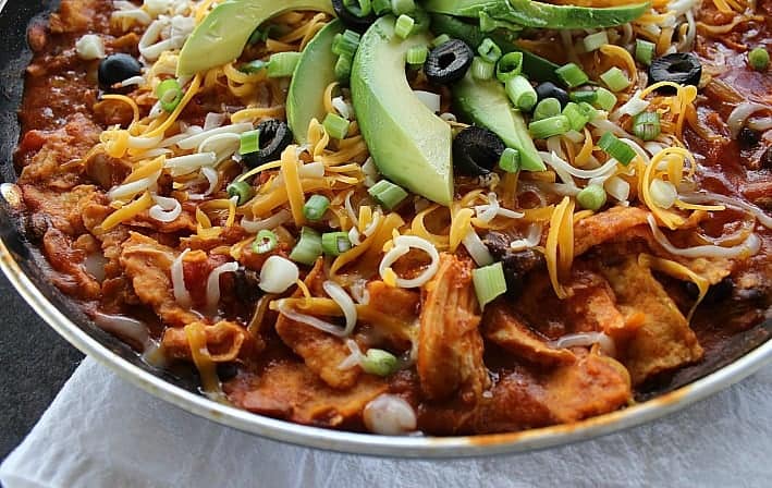 chicken enchiladas in a skillet with cheese and avocados, see more at https://homemaderecipes.com/cooking-101/delicious-dinner-ideas-15-minutes/ Delicious Dinner Ideas That Only Take 15 Minutes Of Your Time | Homemade Recipes https://homemaderecipes.com/cooking-101/delicious-dinner-ideas-15-minutes/ 