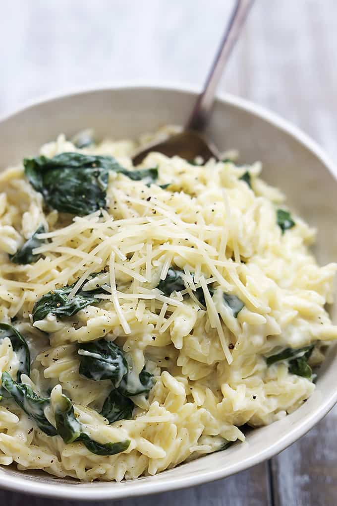 Cheesy Garlic Parmesan Spinach Orzo | https://homemaderecipes.com/cooking-102/healthy-recipes/orzo-recipes/